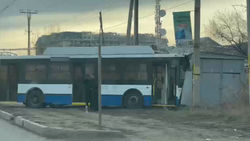 В Ак-Орго троллейбус съехал с дороги и врезался в трансформатор. Видео с места аварии