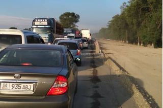 Постоянные пробки на автотрассе Бишкек—Кара-Балта доставляют неудобства жителям