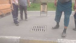 «Бишкекасфальсервис» установил решетка ливнеприемника на Жибек Жолу. Фото