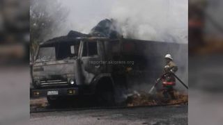 Фото — В Чалдоваре горит грузовая машина с сеном