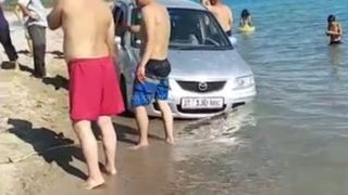 Видео — В селе Кош-Кол машина заехала в озеро Иссык-Куль