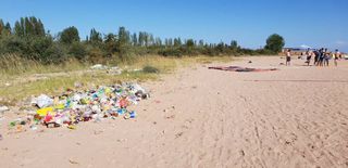 На пляже в селе Бостери на Иссык-Куле не убирают мусор (фото)