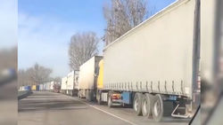 На границе с Казахстаном наблюдается длинная очередь грузовых фур, - очевидец