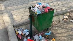 Переполненные урны и куча окурков. Горожанин жалуется на мусор на Аллее молодежи. Фото