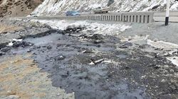 Минприроды оценивает в 33 тыс. сомов ущерб экологии из-за разлившегося на перевале Төө-Ашуу мазута