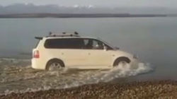 «Хонда» заехала в озеро и проехала по мелководью. Видео