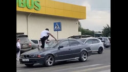 Милиция ищет мужчину, разбившего лобовое стекло BMW