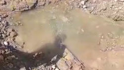 В Учкуне повредили водопровод во время рытья траншеи для канализации. Видео