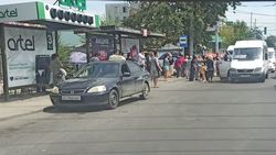 Возле Ошского рынка таксисты паркуются на остановке и создают затор. Фото