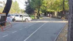 Железные стойки по тротуару Айтматова убрали на основании постановления, - мэрия