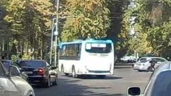 Автобус №48 со штрафами 11 тыс. сомов на большой скорости поворачивает со второй полосы. Видео