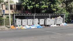 На Гоголя-Фрунзе мусор бросают возле баков по просьбе бомжей? Фото горожанина