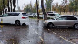Мэрия убрала ограничители парковки на Айтматова, теперь машины паркуются на тротуаре. Фото