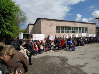 Возле Новопавловской школы прошел митинг в поддержку директора