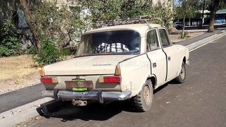 На Айни-Жаманбаева стоит безхозный автомобиль без госномера. Ответ мэрии