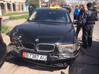 В Бишкеке водитель под воздействием наркотиков, совершив серьезное ДТП, остановился только после выстрелов сотрудников ДПС в воздух, - читатель <b><i>(фото)</i></b>