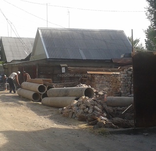 Несмотря на предписание о запрещении строительства столярного цеха в пер. Украинский, работы продолжаются, - читатель <b><i>(фото)</i></b>