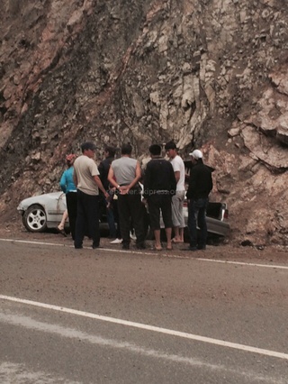 По дороге в Нарын водитель не справился с управлением и машина врезалась в гору <b><i>(фото, видео)</i></b>