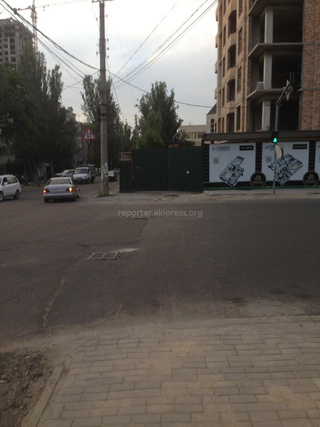 На пересечении улиц Исанова и Токтогула строительная компания целиком перекрыла тротуар, - читатель <b><i>(фото)</i></b>