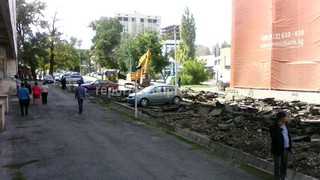Дорожники перерыли асфальт вокруг машины, припаркованной по улице Орозбекова <b><i>(фото)</i></b>