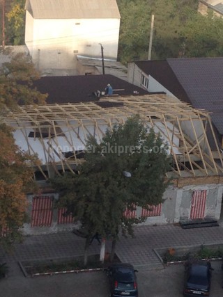 Госэкотехинспекция не контролирует строительство по улице Т.Молдо, которое незаконно, рабочие закрывают крышу, - читатель <i>(фото)</i>