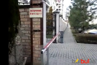 На каких основаниях здание, находящееся на пересечении улиц Токтогула-Орозбекова построило свой забор до тротуара? - читатель