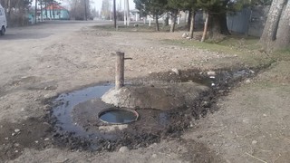 Открытый люк возле Колонки в селе Теплоключенко создает опасность жителям (фото)