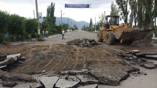 В Балыкчи в разгар сезона перекрыли главную трассу в связи с ремонтом дороги, - читатель <i>(фото)</i>