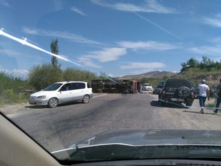 На автодороге в селе Жаргылчак на Иссык-Куле перевернулось грузовое авто, - очевидец <i>(фото)</i>