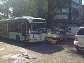 На перекрестке Калыка Акиева-Московской столкнулись троллейбус и Honda Fit <i>(фото)</i>