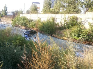 Lexus cлетел c дороги в реку Ала-Арча в Бишкеке <i>(фото, видео)</i>