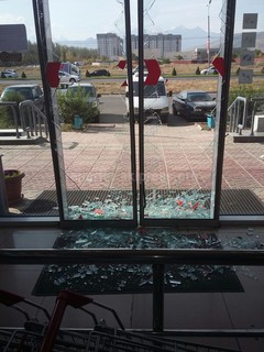 Стеклянная дверь супермаркета «НАШ» разбилась в результате взрыва в посольстве Китая <i>(фото)</i>