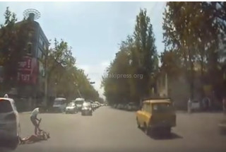 На перекрестке Абдрахманова-Токтогула водитель сбил женщину с ребенком, - читатель <i>(видео)</i>