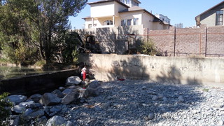 Жители дома, расположенного вдоль реки Аламедин, устанавливают трубу для слива стоков в реку, - читатель (фото)