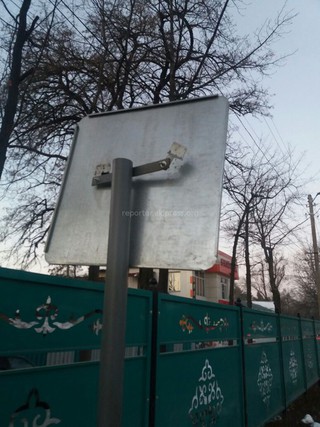 «Бишкекасфальтсервис» закрепит оторвавшийся дорожный знак на перекрестке Жибек Жолу-Ростовской в ближайшее время