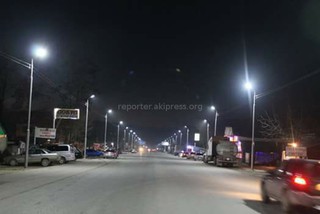На центральной улице города Токтогул установили новые фонари уличного освещения (фото)