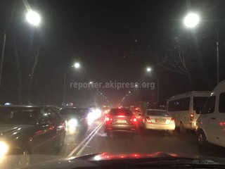 Вечером на проспекте Ч.Айтматова от ул.Айни до здания Госрегистра наблюдалась пробка (фото)