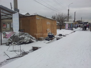 Насколько законны постройки напротив базарчика на перекрестке Некрасова-Гагарина в Бишкеке? - читатель (фото)