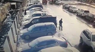 Видео — Два парня угнали «Мерседес-Бенц» с парковки рынка «Кудайберген»