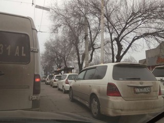 Таксисты «оккупировали» проезжую часть проспекта Чуй на остановке ЦУМа, - читатель (фото)