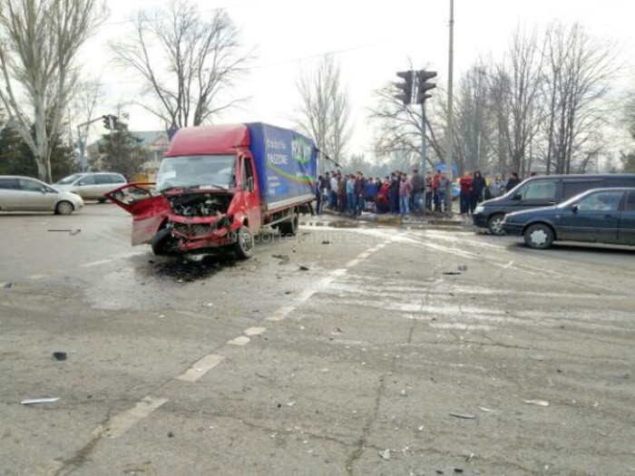 Фото, видео — Авто посольства России в Кыргызстане попало в ДТП на ул.Фучика