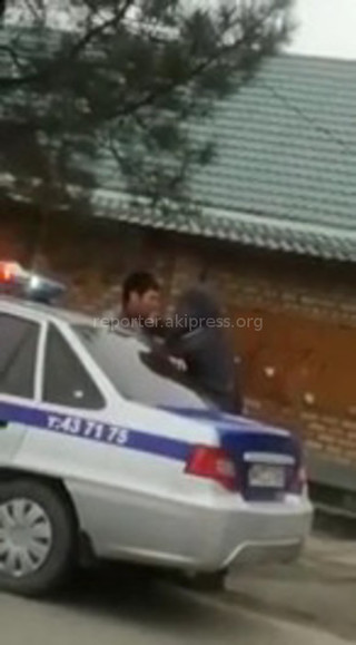 В Бишкеке озлобленный сотрудник милиции дернул мужчину за воротник и пару раз потянул на себя <i>(видео)</i>