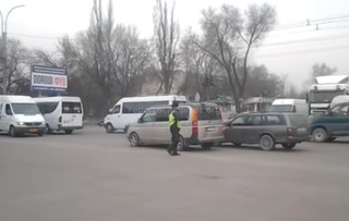 Активист заставил сотрудника патрульной милиции регулировать движение на перекрестке Дэн Сяопина-Садыгалиева <i>(видео)</i>