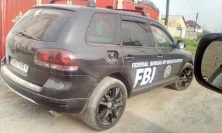 Патрульная милиция разыскивает автомашину «Фольксваген-Туарег», на которой нанесена надпись FBI