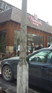 Читатель просит заменить аварийный столб на участке ул.Турусбекова в Бишкеке (фото)