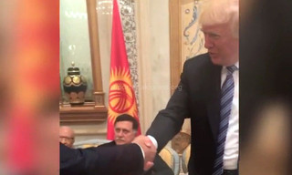 Фото — Президент США Трамп и флаг Кыргызстана