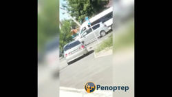 Машина ехала по тротуару на пересечении улиц Орозбекова и Щербакова