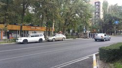 В центре Бишкека перевернулась «Хонда Степвагон»