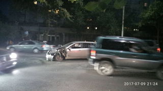 В Бишкеке на правительственной трассе столкнулись 3 машины <i>(фото)</i>