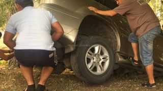 На объездной дороге водитель «Лексуса» не справился с управлением и машина съехал в арык <i>(видео)</i>